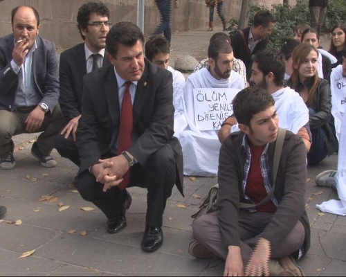 BDP'li vekil eyleme çömelerek destek verdi