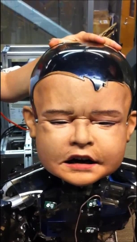 Bebek robot 'Diego San' gerçek bir çocuktan farksız
