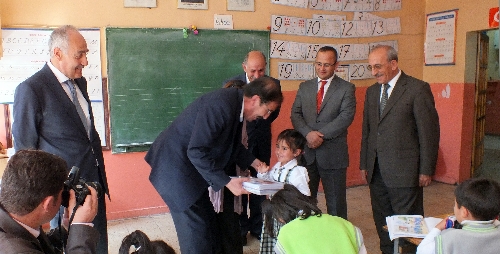 Belediye Başkanı Bulutlar, okullu olan minikleri sevindirdi