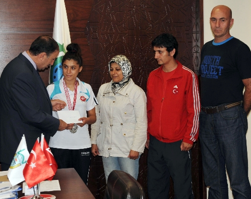 Belediye Başkanı Sadi Kurtulan'dan Başarılı Sporcuya ödül