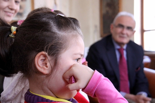 Belediye Başkanı Yılmaz'ın küçük Büşra'yı ikna çabası