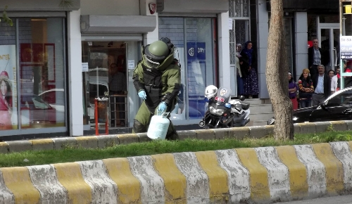 Belediye önündeki refüje bırakılan tüp, paniğe neden oldu