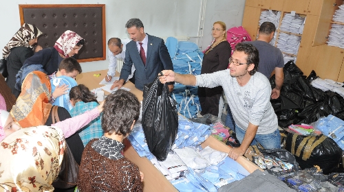 Belediyeden öğrencilere giyecek ve kırtasiye yardımı