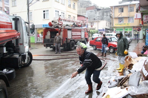 Beşikdüzü'nde selin ardından temizlik çalışmaları başladı