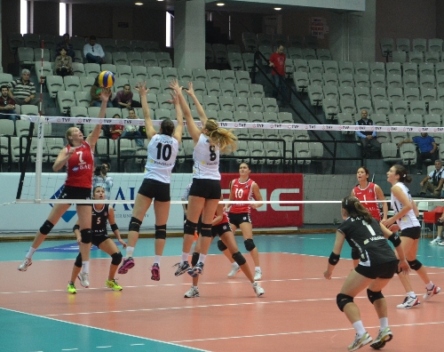 Beşiktaş Bahçeşehir Üniversitesi'ni 3-1 yenen Vakıfbank dolu dizgin