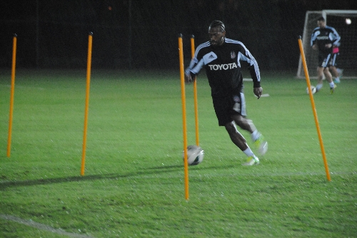 Beşiktaş Manavgat'ta yağmurlu havaya aldırış etmeden antrenman yaptı