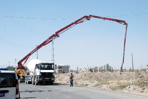 Beton döken işçiyi elektrik çarptı