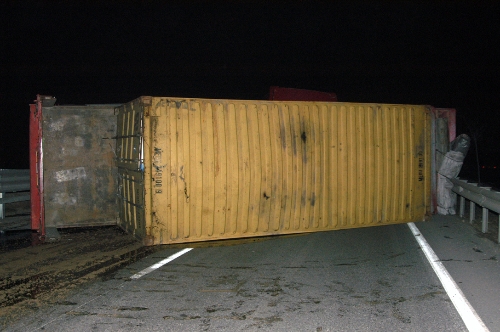 Beton mikserinden dökülen harç TIR devirdi