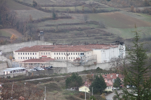 Beycuma'da bulunan mahkumlar diğer cezaevlerine sevk edildi