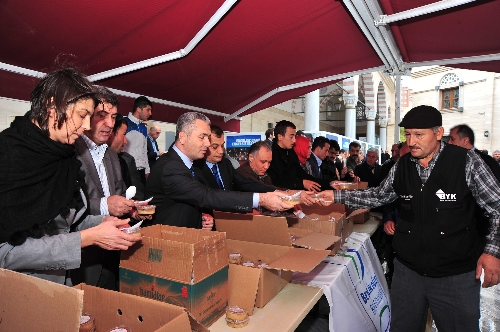 Beylikdüzü Belediyesi'nden 20 bin paket aşure ikramı