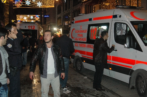 Beyoğlu'nda bıçaklı kavga: 3 yaralı