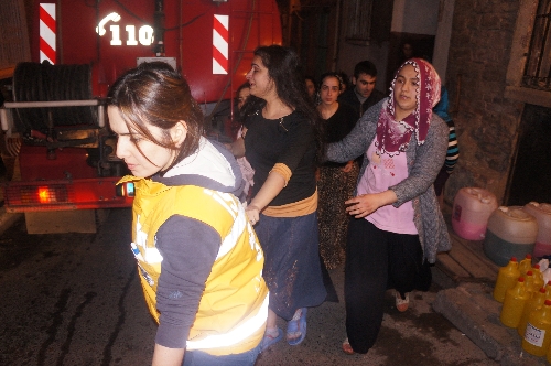 Beyoğlu'nda yangın: Çok sayıda kişi mahsur kaldı