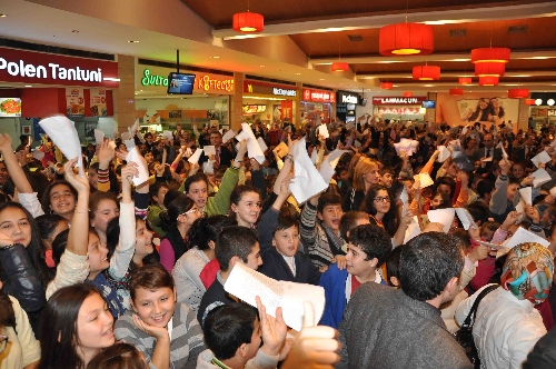 Bin 500 öğrenci aynı anda öğretmenlerine mektup yazarak rekor kırdı