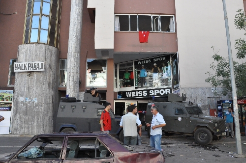 Bingöl'de BDP binasına Türk bayrağı asıldı