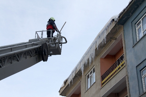 Bingöl'de buz sarkıkları, itfaiye ekiplerince kırıldı