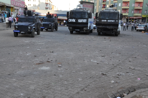 Bingöl'de izinsiz gösteri yapmak isteyen gruba polis müdahale etti