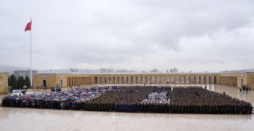 Binlerce kişi Anıtkabir'i ziyaret etti