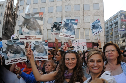 Binlerce kişi sokak hayvanları için eylem yaptı