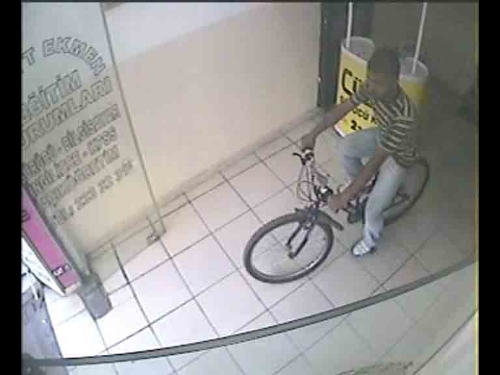 Bisiklet hırsızları güvenlik kamerasına takıldı