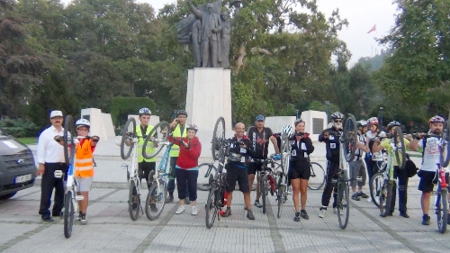 Bisikletleriyle kansere karşı pedal çeviriyorlar