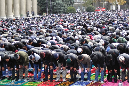 Bişkek'te cemaat meydanlara sığmadı