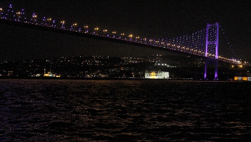 Boğaziçi Köprüsü, prematüre bebekler için mora büründü