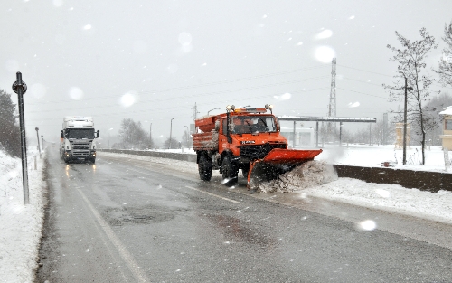 Bolu Dağı'n da kar yağışı ulaşımı etkiliyor