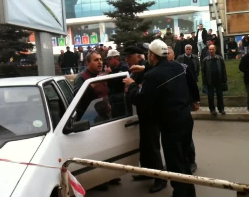 Bolu'da ters şeride girip park eden sürücüyü polis ikna etmekte zorlandı