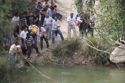Bombardıman altındaki Suriye'ye yardım ulaştırıldı