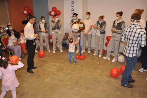 Botaşlı sporcular lösemili çocuklarla eğlendi
