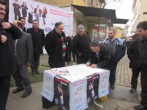 Boyabat'ta memurlar kamuda kılık kıyafet özgürlüğü için imza topladı