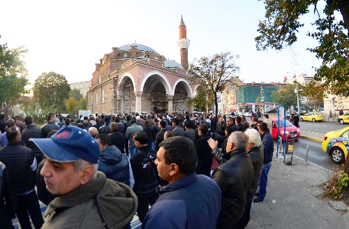 Bulgaristan'da Müslümanlar camilere sığmadı