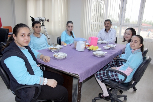Burç Koleji'nde okul müdürü ile yemek yiyen öğrenciler, isteklerini anlatıyor