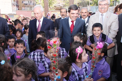 Burdur Valisi Yılmaz: Öğretmenlerin emrindeyiz