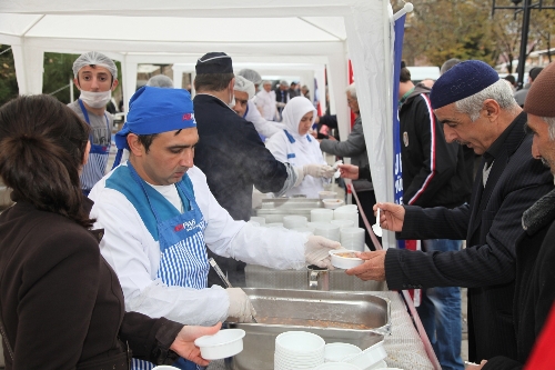 Bursa Büyükşehir Belediyesi aşure dağıttı