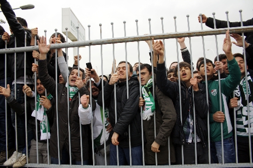 Bursaspor taraftarları, tesisleri bastı