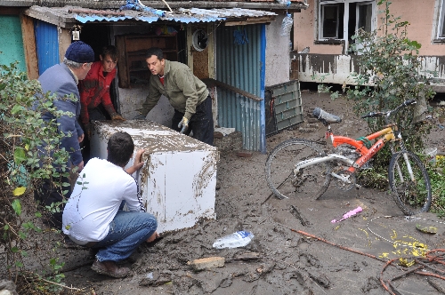Büyükkarıştıran'da sel geride enkaz yığınları bıraktı