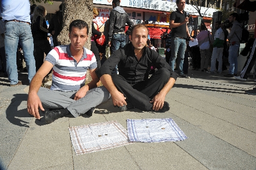 Büyükşehir Belediyesi'nde özel güvenlikçiler, mendil açıp dilencilik yaptı