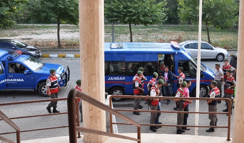 'Çalıştıkları fabrikadan çalıp mağazada sattılar' iddiası