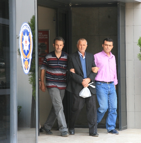 Cami önlerinde 'hayır yapacağım' diye dolandırıcılığa karışan zanlı tutuklandı