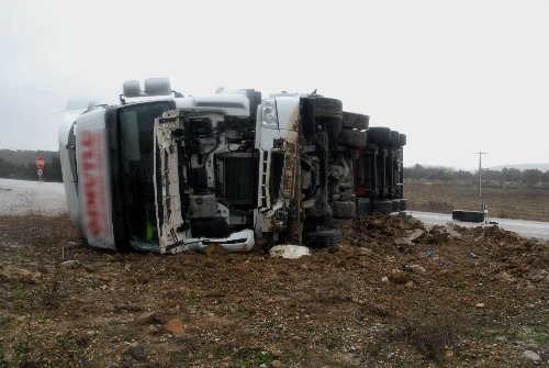 Çanakkale'de TIR devrildi