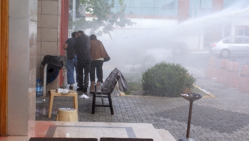 Canlı bomba lehine slogan atan gruba polis müdahale etti