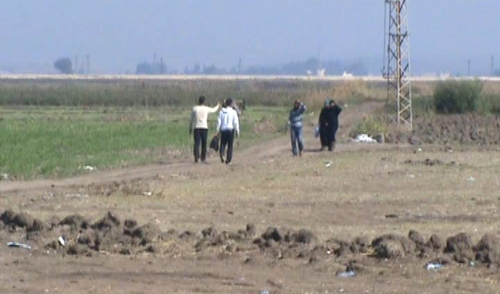 Çatışmaların dinmediği Harim'den yaya olarak kaçıyorlar