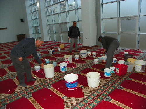 Cemaat tavanı su akıtan caminin tadilatı için yardım bekliyor