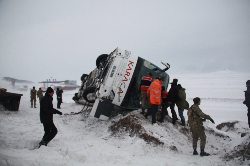 Cenaze getiren otobüs buzlu yolda kaydı: 1 ölü, 15 yaralı