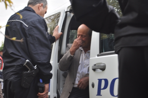 Ceviz toplayan eşini kazayla ezdi