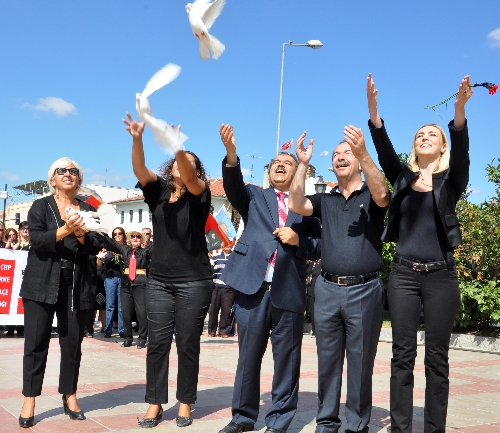 CHP, barış güvercinlerini uçurdu