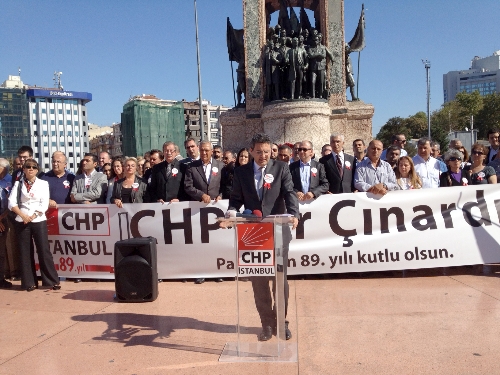 CHP İstanbul İl Teşkilatı, Cumhuriyet Anıtı'na çelenk bıraktı