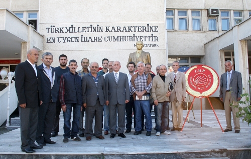 CHP, Vakfıkebir'de Atatürk Anıtı'na çelenk bıraktı