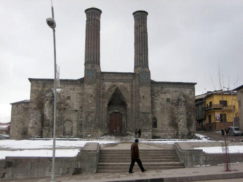 Çifte Minareli Medrese'nin çinili minareleri restore edilecek